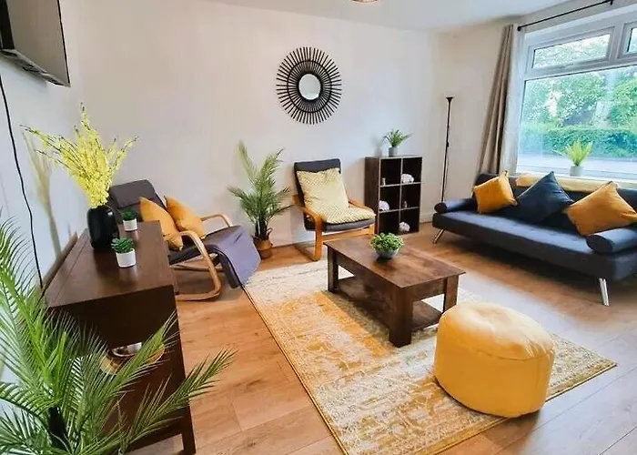 House With 3 Bedroom And 2 Parking Bays - Airport 6 Min Walk